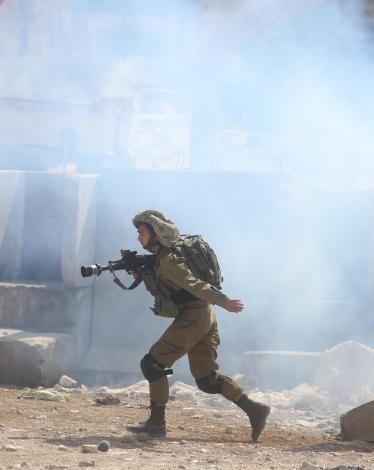 مواجهات مع الاحتلال ببلدة الرام شمال القدس  اندلعت مساء اليوم الجمعة، مواجهات عنيفة بين الشبان وقوات الاحتلال الاسرائيلي في بلدة الرام شمال القدس المحتلة. وأفاد مصادر محلية في القدس، بأن المواجهات تركزت على المدخل الرئيسي للبدة، وأطلقت قوات الاحتلال خلاله