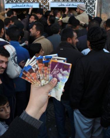 صرف رواتب موظفي السلطة غدًا عبر الصرّاف