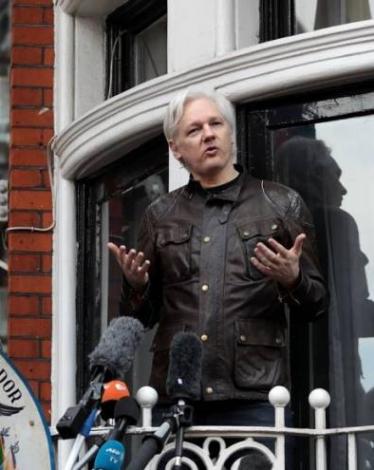 بريطانيا تعتقل مؤسس ويكيليكس في سفارة الإكوادور