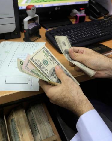 صرف رواتب لموظفي غزة