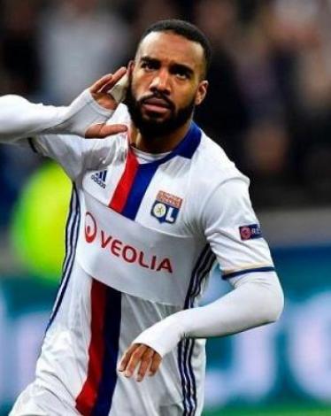 لاكازيتي يُحطم رقم أوزيل مع أرسنال