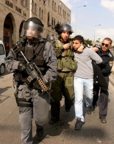 تمديد اعتقال عشرة مقدسيين لعضويتهم بمجموعة واتساب