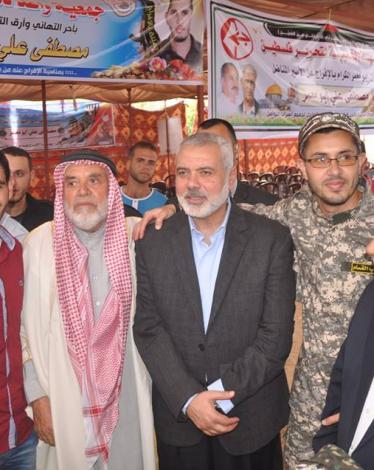 هنية خلال تهنأته للأسير المحرر مصطفى أبو معمر