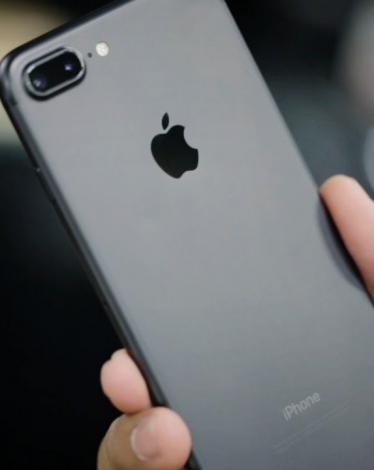 آبل تبدأ بيع آيفون 8 وسط إقبال ضعيف