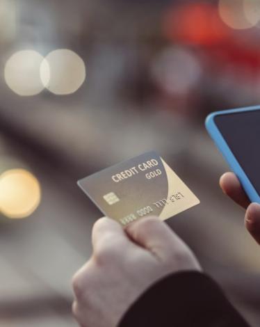 استخدام التطبيقات المصرفية