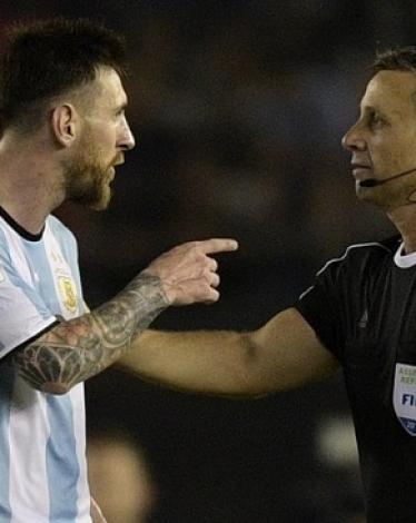 ميسي وحكم مباراة تشيلي