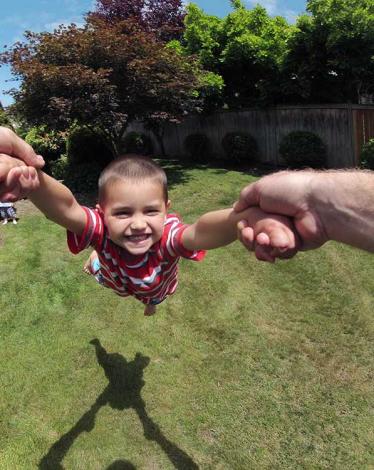 لا ترفع طفلك من يده بعنف