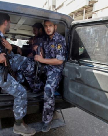 ألقت المباحث العامة في غزة، القبض على قاتل المواطن الفلسطيني محمود أبو سيدو، مساء اليوم السبت. ويذكر أن 