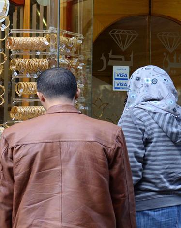 تعويم الجنيه المصري يطفئ بريق الذهب في موسم العيد