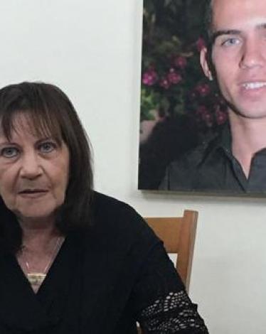 والدة شاؤول آرون