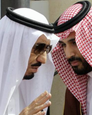 الملك سلمان ونجله الأمير محمد المشرف على الخطة