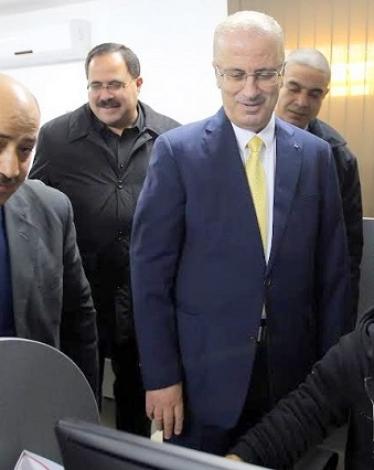 الحمد الله يتفقد الامتحانات الإلكترونية بديوان الموظفين