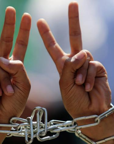 قراقع: 80 أسيرًا ينضمون للإضراب