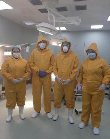 الطاقم الطبي الذي أجرى العملية