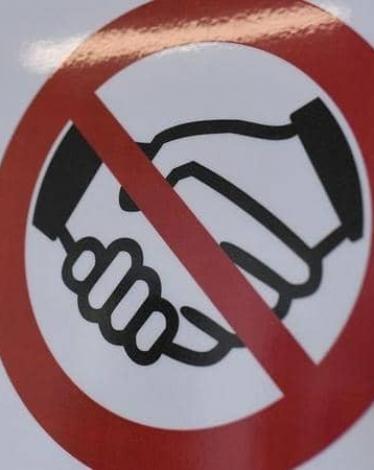 هل ينهي فيروس كورونا الجديد عهد المصافحة؟