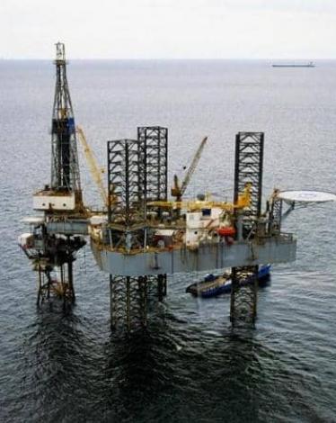 منصات نفط في عرض البحر
