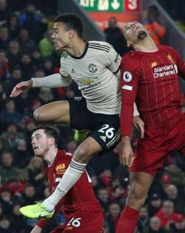 جانب من مباراة ليفربول ومانشستر يونايتد.