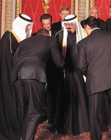 ما حقيقة انحناء أوباما لتقبيل يد الملك عبدالله منذ 11 عاماً ؟