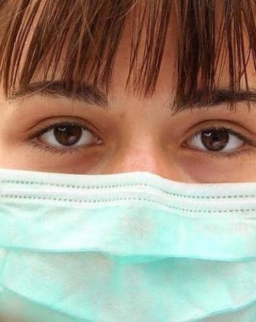 تقول السلطات الصحية إن ارتداء أي قناع أفضل من لا شيء