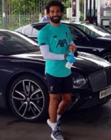 صلاح يفاجئ جماهير ليفربول بتصرف رائع في محطة الوقود