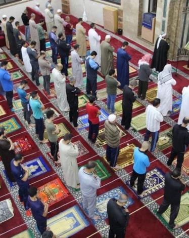 مواطنو القطاع يؤدون أول صلاة فجر بعد إعادة فتح المساجد