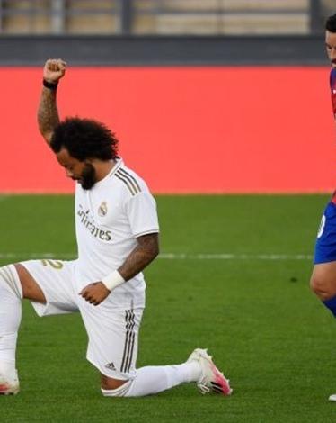 جلس النجم البرازيلي على ركبته اليسرى ورفع قبضته اليمنى