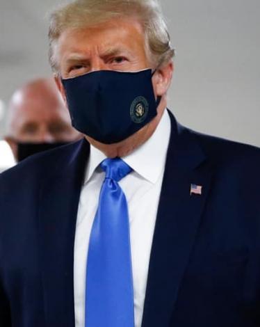 ترامب يرتدي الكمامة للمرة الأولى