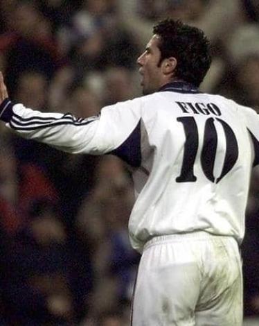 انتقال فيغو إلى ريال مدريد عام 2000 سبب صدمة لجماهير برشلونة