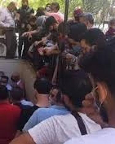 ازدحام شديد لمواطنين أمام مراكز إجراء اختبارات كورونا في دمشق
