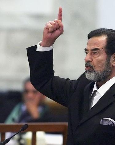 تبين أن الرئيس العراقي لم يظهر باسما في أي من اللحظات السابقة لإعدامه-