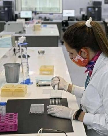 فرق طبية عدة في العالم تعكف على تطوير لقاح لكورونا