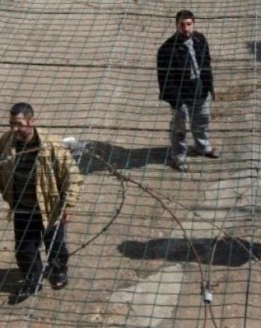 مستوطنون يطالبون "غانتس" ببدء سريان قانون السطو على رواتب الأسرى