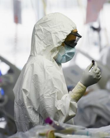 تحذير من مخاطر المحادثة في نشر قطرات كورونا