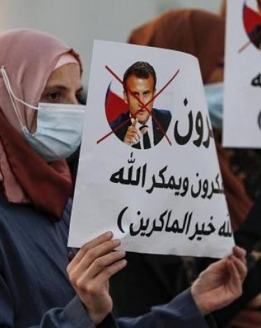 ماكرون: أتفهم مشاعر المسلمين إزاء الرسوم الكاريكاتورية