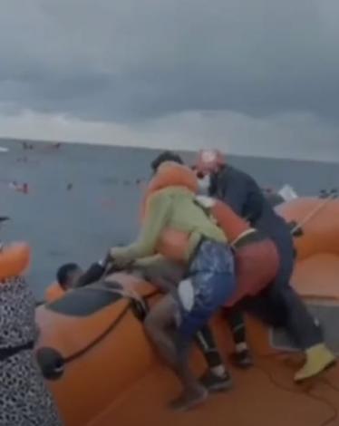 مشاهد درامية لامرأة تبكي بسبب وفاة طفلها بعد غرق قارب بالقرب من لامبيدوزا