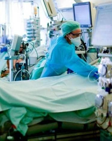 مستشفيات أوروبا تعاني من تسونامي كورونا