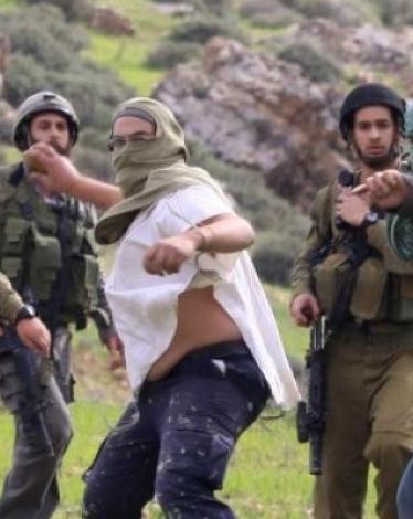 مستوطنون يعتدون على قاطفي الزيتون ببلدة فوريك في نابلس
