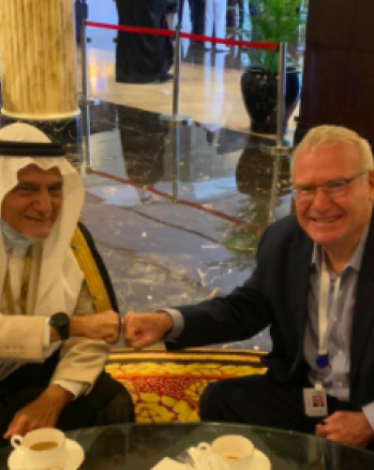 عاموس يادلين برفقة تركي الفيصل خلال مؤتمر المنامة