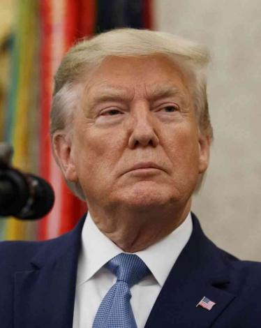 صحيفة أمريكية تكشف عن تكثيف ترامب الاتصالات لإحباط عزله