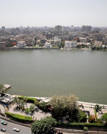 مصر.. ضبط مواطن وزوجته عرضا طفلتهما للبيع عبر "فيسبوك"