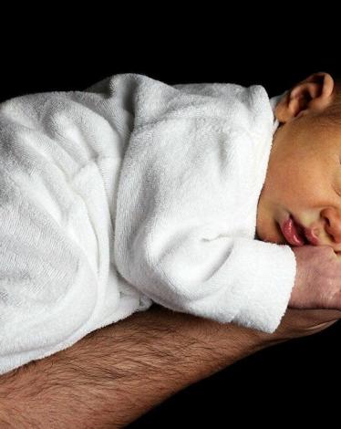 ولادة طفلة بـ"12 إصبعا"... وحالة رعب تصيب أهلها عند تغيير ملابسها