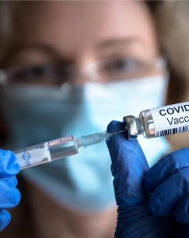 هل يمكن للشخص الذي تلقى تطعيم كورونا أن ينقل عدوى الفيروس للآخرين؟