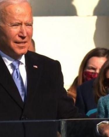 حفيد بايدن يسرق الأضواء من جده يوم التنصيب