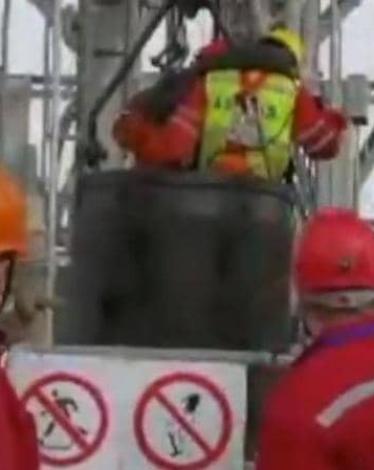 فيديو "المعجزة".. انتشال عامل بعد 14 يوما تحت الأرض