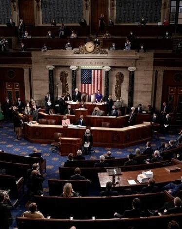 محتج يجلس على مقعد رئيس مجلس الشيوخ الأمريكي