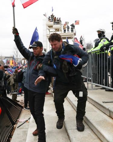 العثور على عبوة ناسفة أمام مقر الحزبين الديمقراطي والجمهوري