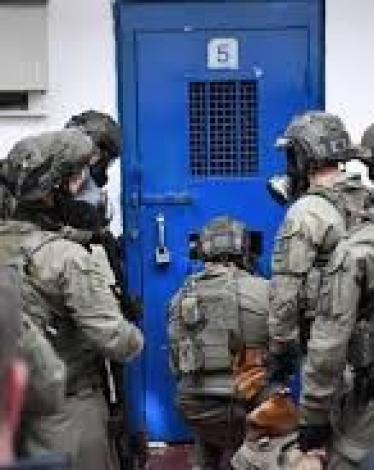 أسرى "عوفر" يعيدون وجبات الطعام احتجاجًا على سياسة القمع والاقتحامات