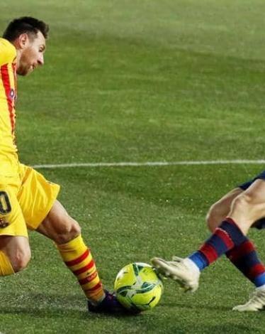 ميسى في مناورة كروية للانفراد بالمرمى