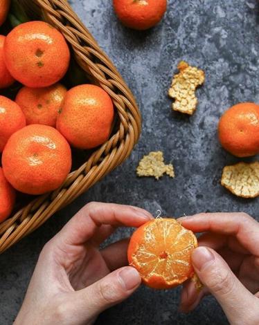 4 مسافرين يتناولون 30 كيلوغراما من البرتقال للتهرب من رسوم الوزن الزائد