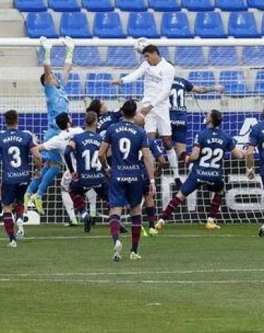 ريال مدريد يفلت من كمين هويسكا